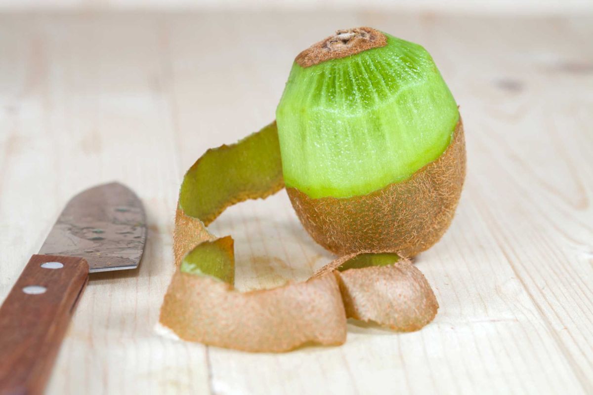 Pourquoi vous ne devriez plus jeter vos peaux de kiwi