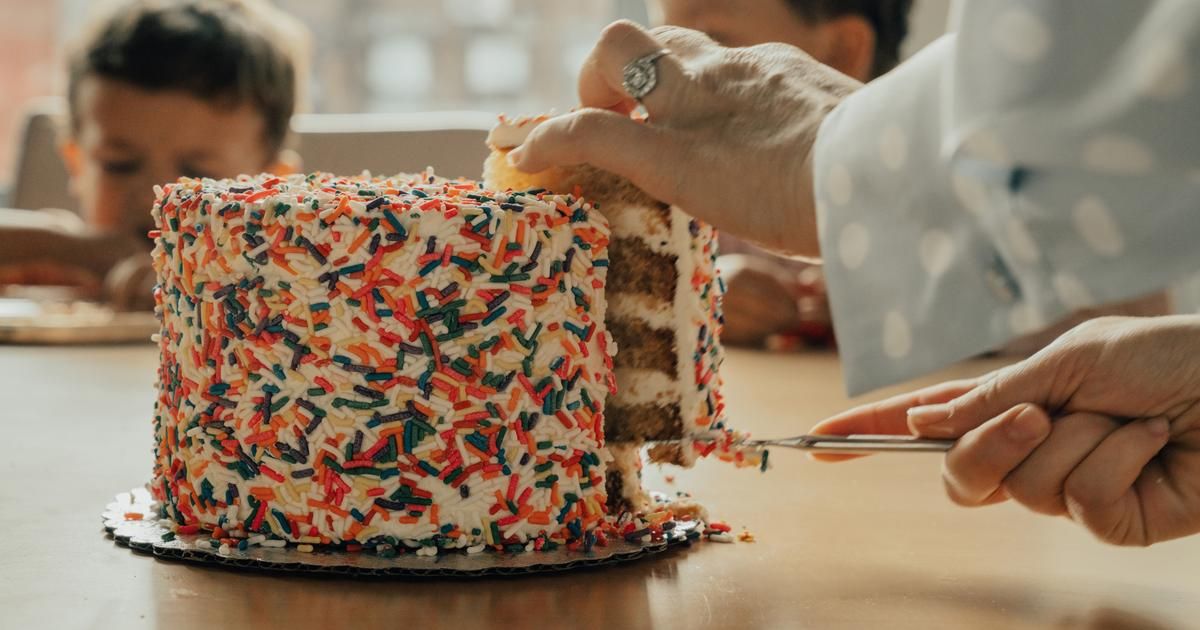 Découvrez l'astuce infaillible pour couper un gâteau comme un pro