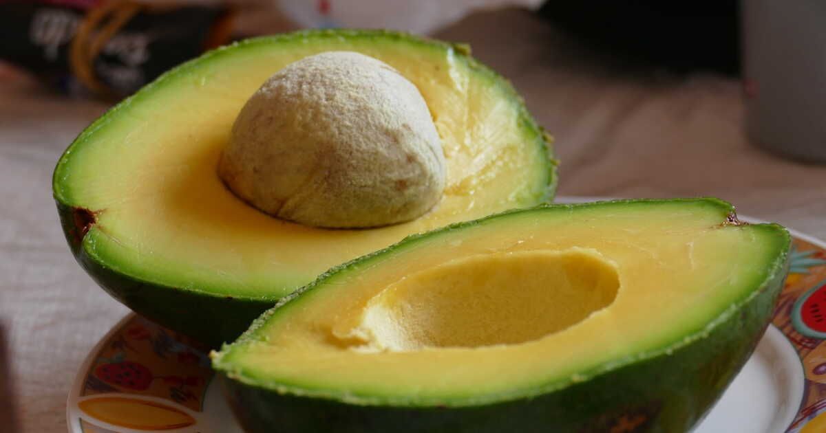 Évitez le noir : l'astuce qui sauve vos avocats coupés