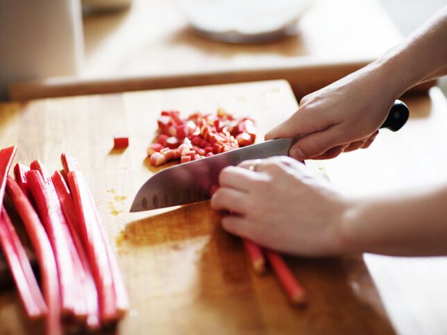 Découvrez 9 recettes légères à base de rhubarbe pour éblouir vos papilles