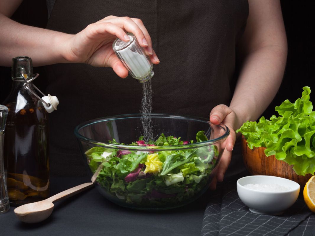 Réduire sa consommation de sel : conseils pratiques à découvrir
