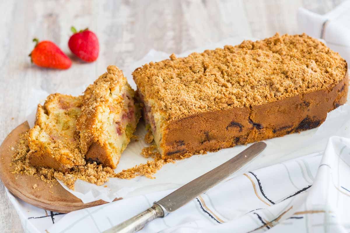 Cake rustique rhubarbe & fraise façon streusel