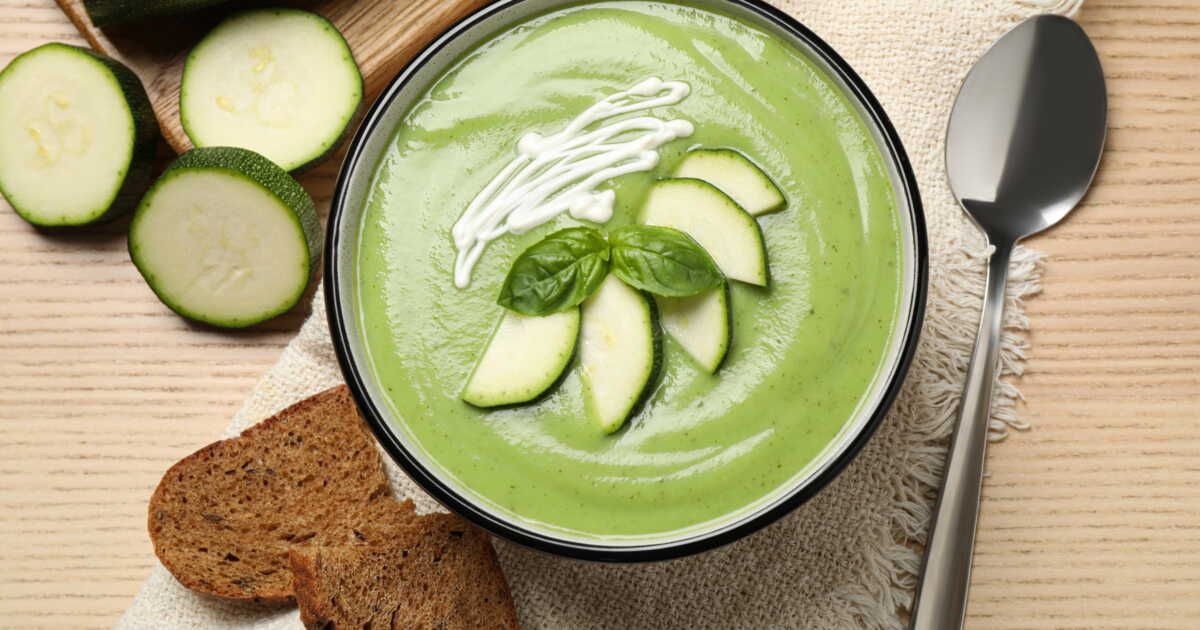 Savourez l'été avec une délicieuse soupe courgette-basilic