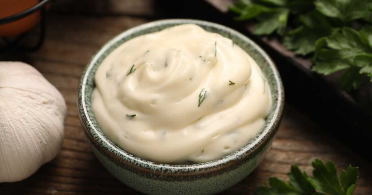Préparez votre sauce Creamy Deluxe maison pour des potatoes gourmands