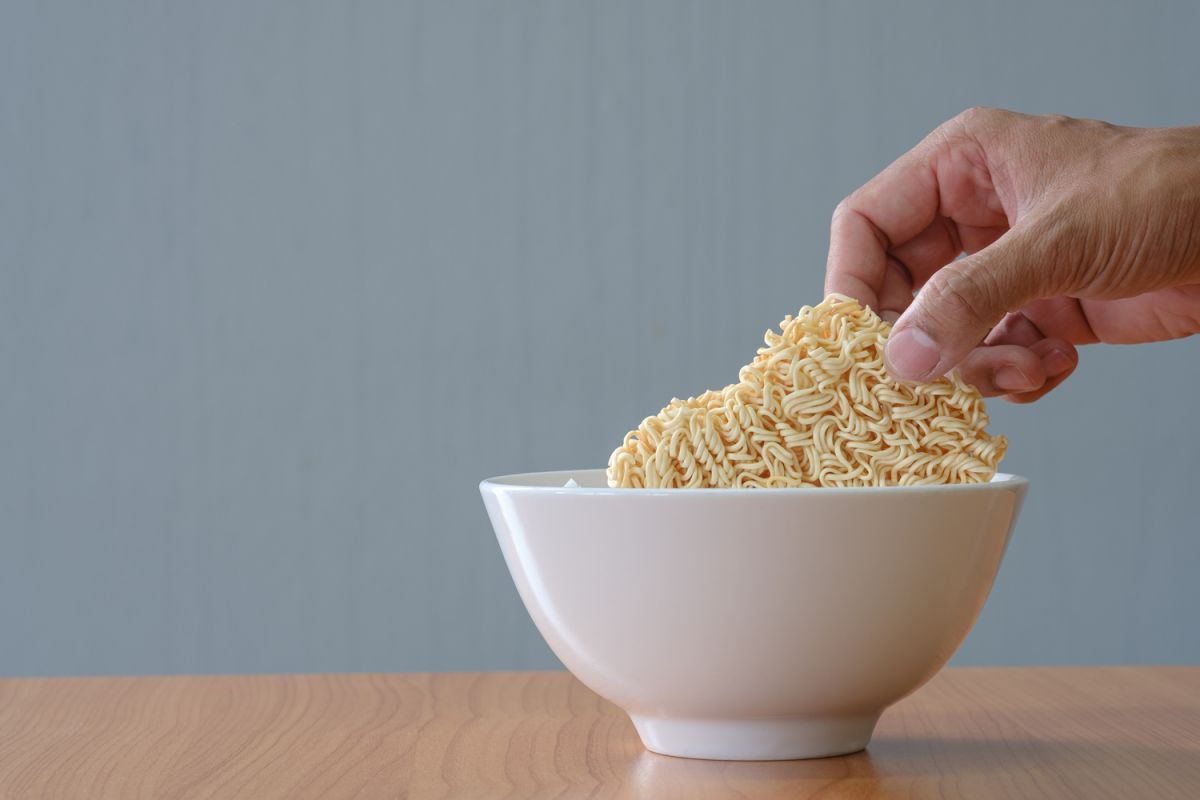 La malveillance des tendances : un adolescent décède après avoir consommé des nouilles crues