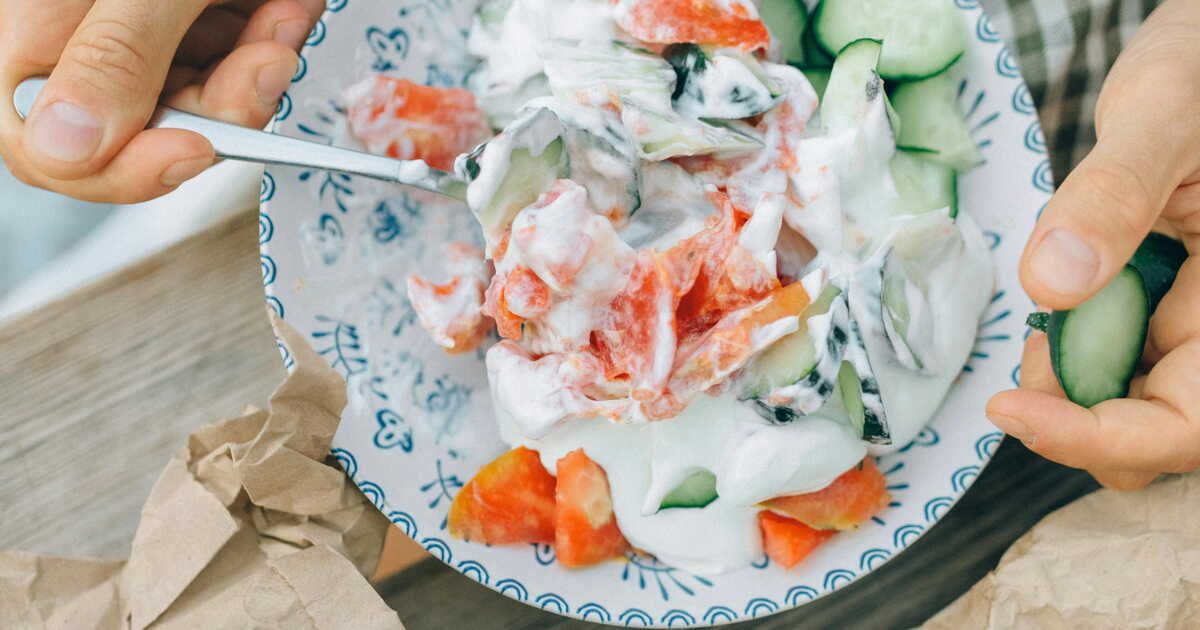 une salade légère de concombre au saumon pour l'été