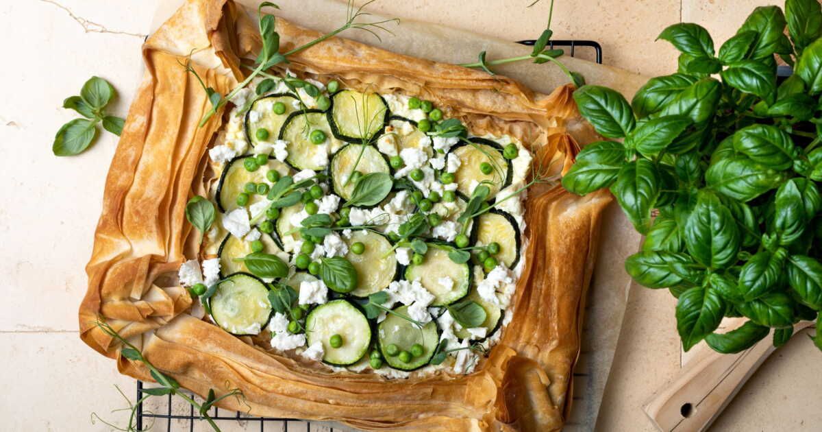 Découvrez la tarte aux courgettes et à la feta : votre nouveau plat favori !