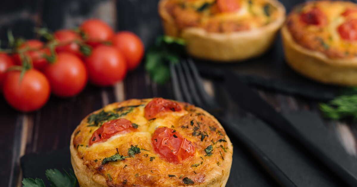 Découvrez la recette économique du gâteau au chèvre et à la tomate par Laurent Mariotte