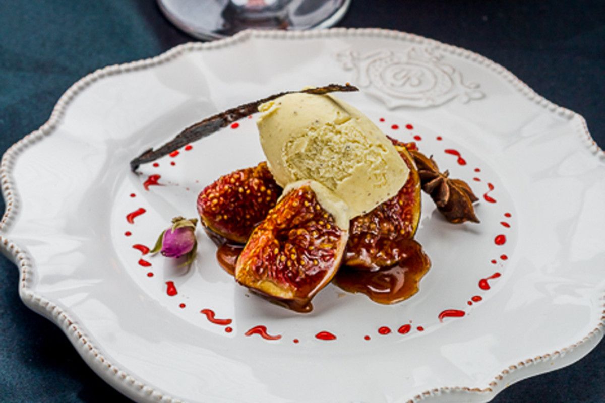 Figues rôties au vin rosé, épices & glace à la fève de tonka
