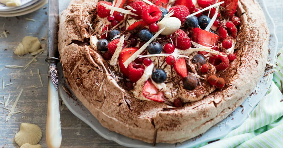 Pavlova au chocolat et aux fruits rouges