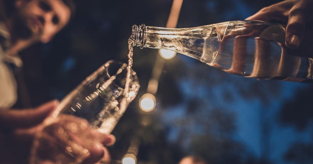 Boire de l'eau entre les verres d'alcool : un remède contre la gueule de bois ?