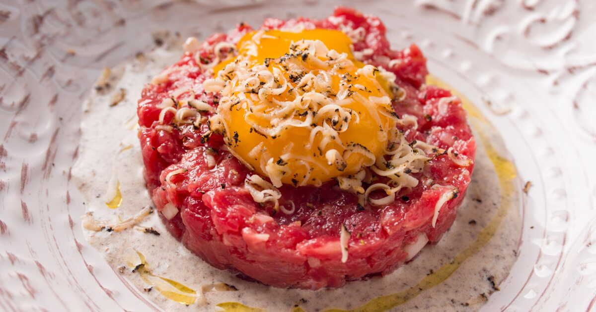 Dégustez le tartare de bœuf et frites au cheddar, la création du chef Théo Lignani