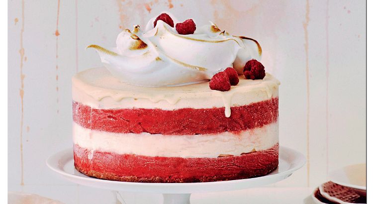 Mille-feuille de yaourt glacé à la pêche, sorbet aux fruits rouges et meringue