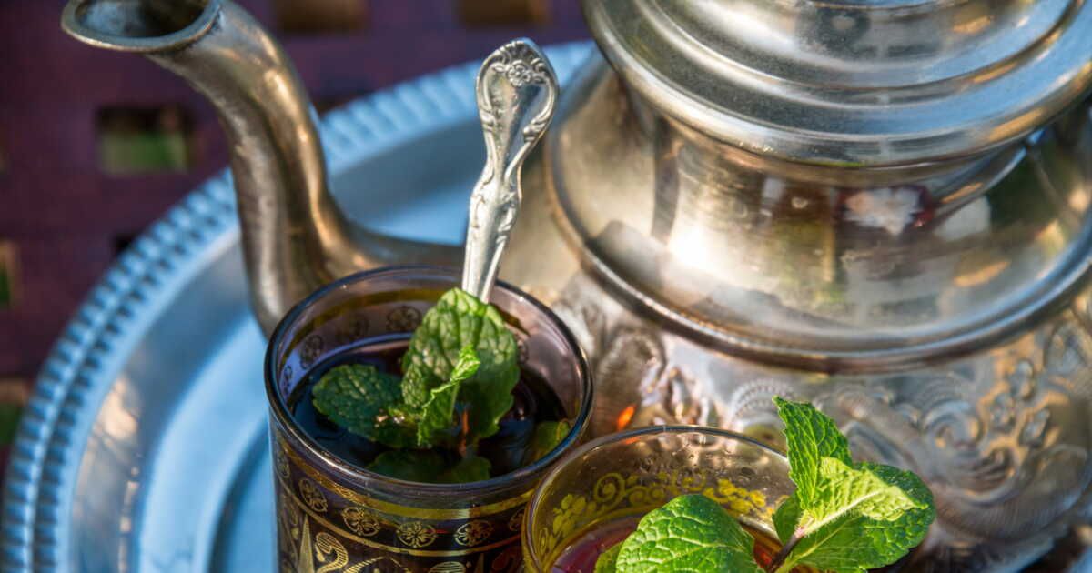 Savourez le thé à la menthe marocain : secrets et conseils pour un breuvage parfait