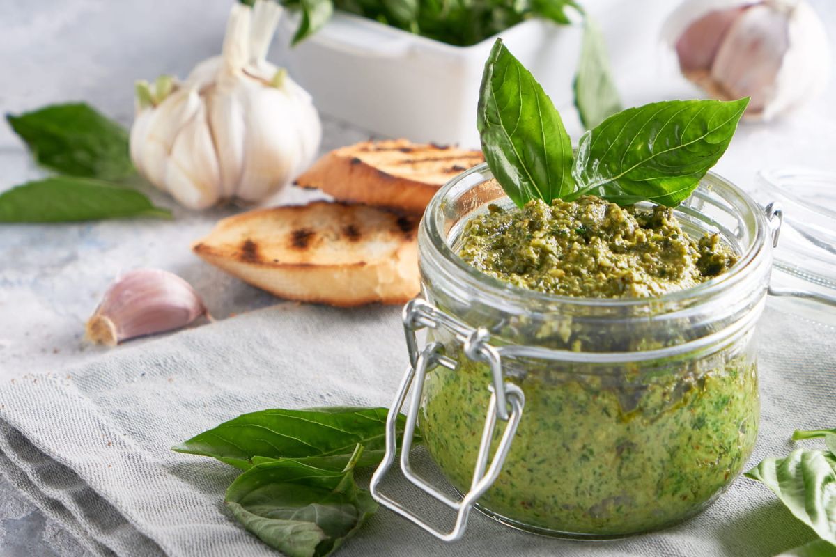 Découvrez la sauce au basilic, une alternative légère au pesto