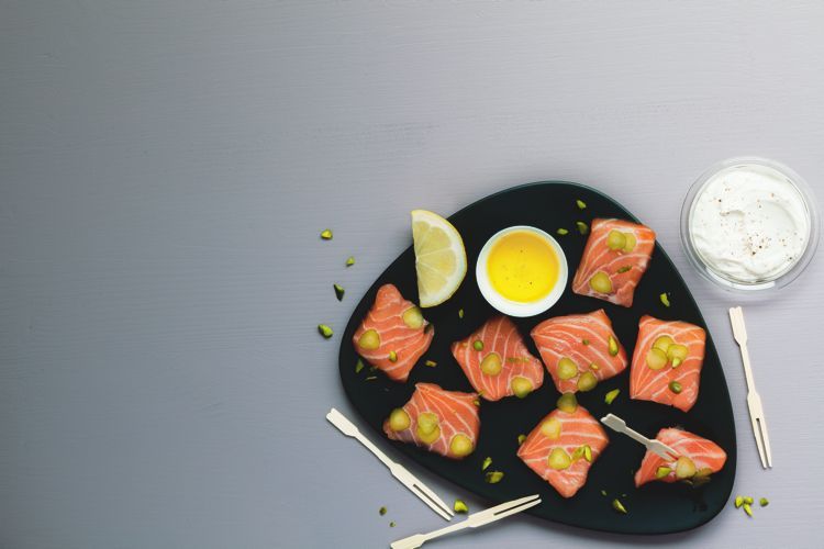 Sashimis de saumon aux pistaches et fromage frais