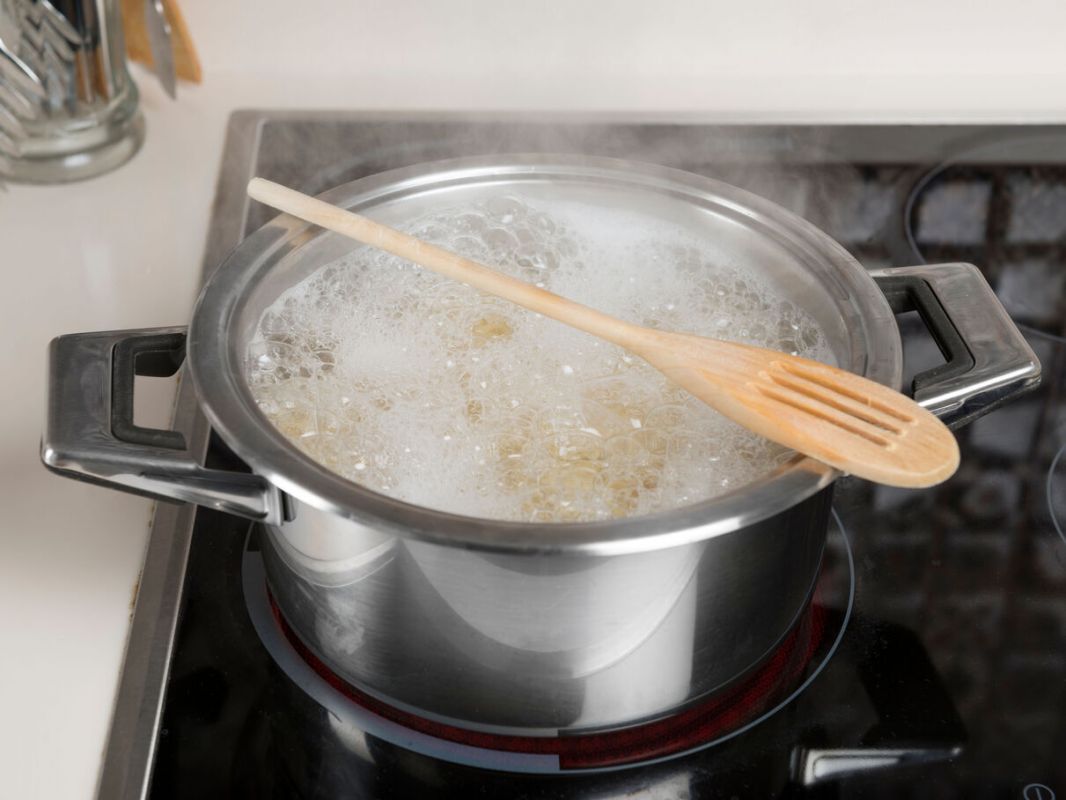 L’astuce culinaire des cuillères en bois pour éviter les débordements