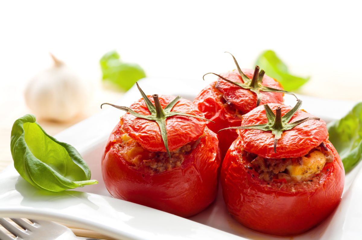 Tomates farcies revisitées : 4 recettes saines à découvrir
