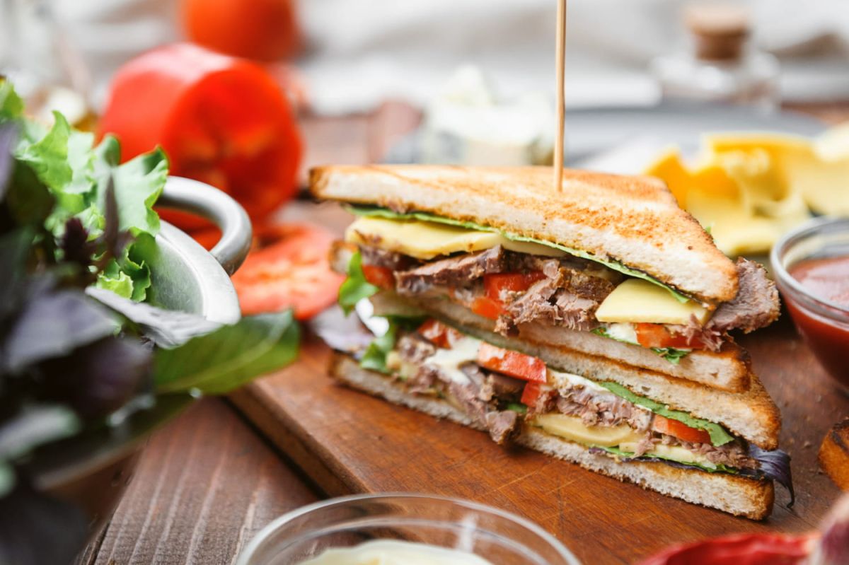 La recette estivale de Cyril Lignac : club sandwich aux sardines et tzatziki