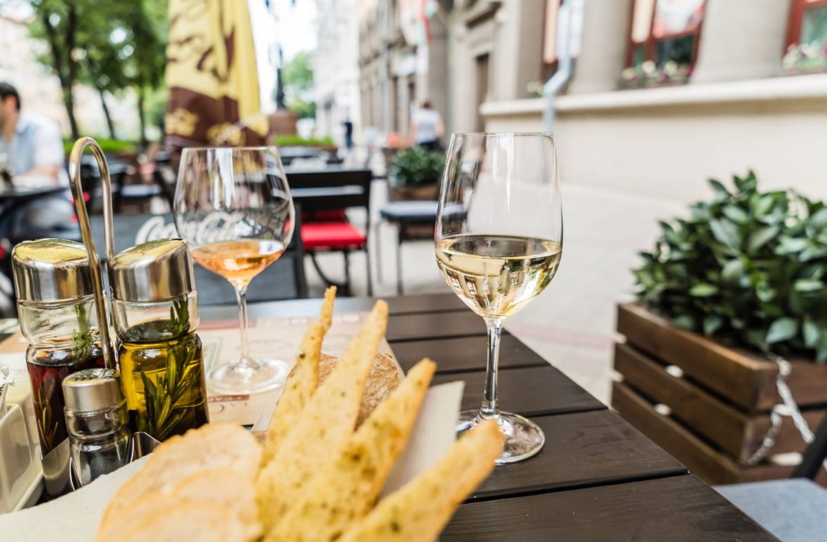 Terrasses estivales : entre plaisir et tensions pour les voisins