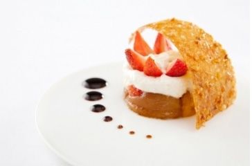 Un dessert gourmand qui marie pommes, fraises et mascarpone