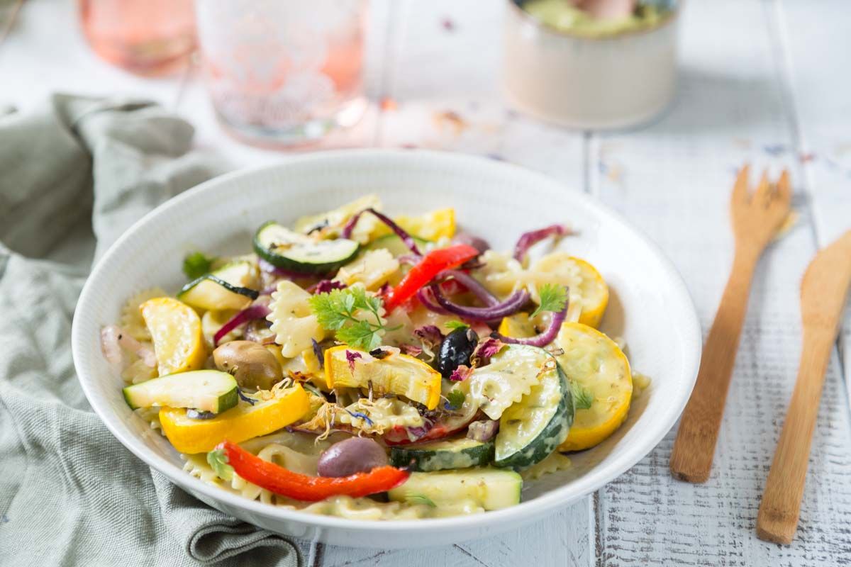 Une salade de pâtes printanière aux légumes grillés et avocat